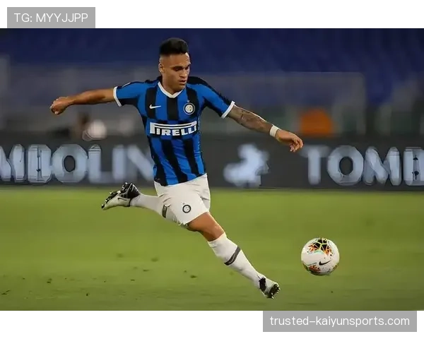 国际米兰四球横扫科莫重登意甲榜首 争冠集团分差缩至毫厘之间